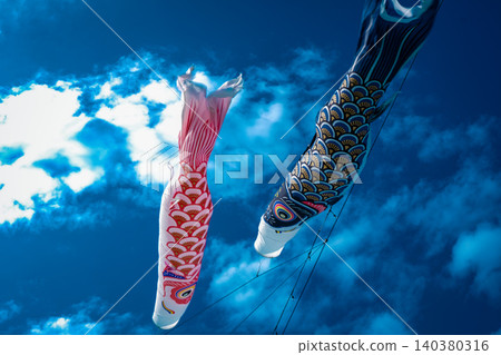 鯉魚彩帶在初夏清爽的微風中飄散。 鯉魚彩帶在初夏清爽的微風中飄散。 140380316