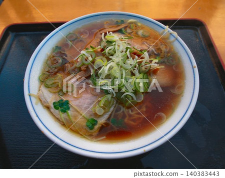 嚐到了曾經熱鬧非凡的「魚市」的味道…在築地市場外享用拉麵。 140383443