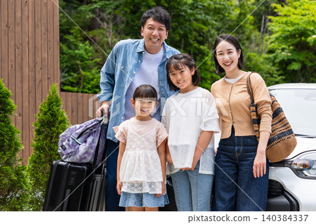 一個年輕家庭踏上公路之旅 140384337