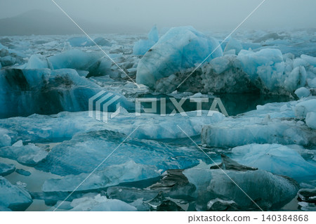 霧中漂浮的冰山(冰島) 霧中漂浮的冰山(冰島) 140384868