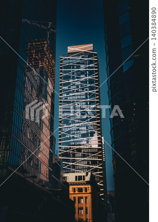 城市中的玻璃建築 城市中的玻璃建築 140384890