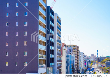 高層住宅樓和藍天 高層住宅樓和藍天 140385103