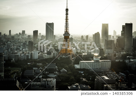 東京鐵塔和黃昏的東京城市景觀 140385306