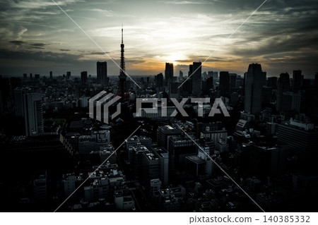東京鐵塔和黃昏的東京城市景觀 東京鐵塔和黃昏的東京城市景觀 140385332