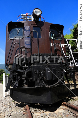 【山梨縣】一輛保存完好的EF15型電力機車在藍天下顯得格外美麗。 【山梨縣】一輛保存完好的EF15型電力機車在藍天下顯得格外美麗。 140385793