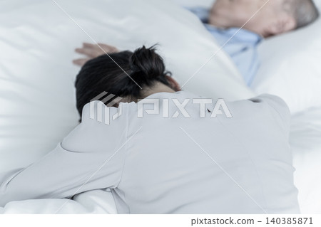 一位母親在照顧生病的父親時,因過度勞累而精疲力竭。 一位母親在照顧生病的父親時,因過度勞累而精疲力竭。 140385871