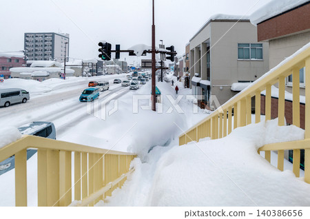 Life in a snowy region: Due to the long cold snap and heavy snowfall, pedestrian overpasses are barely passable, requiring you to shovel your way through the snow. Life in a snowy region: Due to the long cold snap and heavy snowfall, pedestrian overpasses are barely passable, requiring you to shovel your way through the snow. 140386656