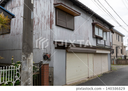我在日本茨城縣的一個住宅區看到了一棟古老而非常漂亮的建築。 我在日本茨城縣的一個住宅區看到了一棟古老而非常漂亮的建築。 140386829