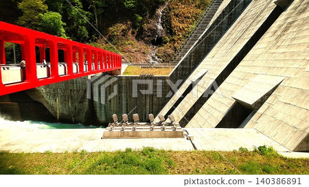 風景優美,可欣賞到建在山區的巨型水壩的壯麗景色。 風景優美,可欣賞到建在山區的巨型水壩的壯麗景色。 140386891