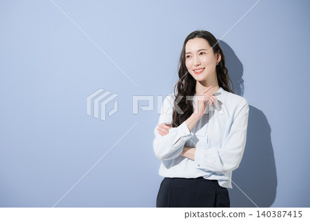 一位自信、值得信賴、魅力四射的漂亮女性的商業形象：帶著微笑思考。 140387415