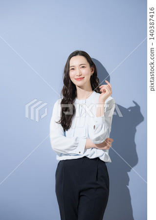 一位自信、值得信賴、時尚的漂亮女性的商務形象：面帶微笑，若有所思地直視鏡頭。 140387416