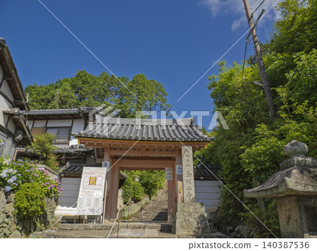 誠摯邀請您於初夏時節前往一座古老的寺廟,那裡藍天白雲,綠意盎然。 誠摯邀請您於初夏時節前往一座古老的寺廟,那裡藍天白雲,綠意盎然。 140387536
