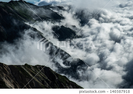 崎嶇的山脊被雲海環繞,營造出夢幻般的山地景觀。 崎嶇的山脊被雲海環繞,營造出夢幻般的山地景觀。 140387918