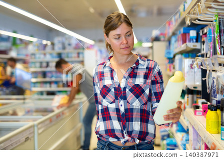 Woman shopping in supermarket Woman shopping in supermarket 140387971