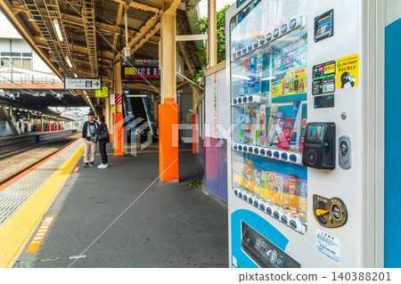 Tokyo - Vending machine for drinks - train station platform Tokyo - Vending machine for drinks - train station platform 140388201