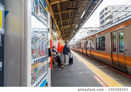 東京 - 火車站月台飲料自動販賣機 東京 - 火車站月台飲料自動販賣機 140388203