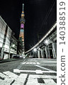 燈光璀璨的東京晴空塔直插夜空，高架鐵路沿線的城市景觀盡收眼底。 140388519