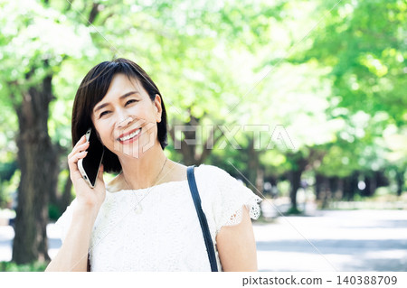 一個與智能手機說話的女人 一個與智能手機說話的女人 140388709