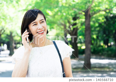 一個與智能手機說話的女人 140388710
