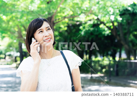 一個與智能手機說話的女人 140388711