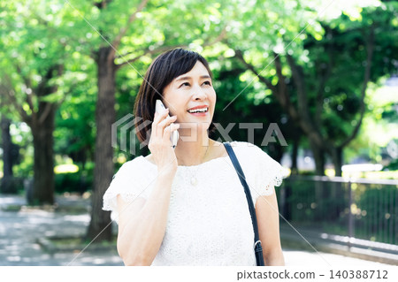 A woman who speaks with a smartphone 140388712