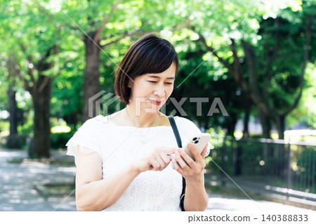 操作智能手機的女人 140388833