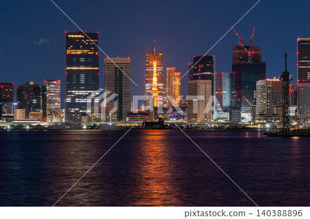 東京灣濱水區的夜景，背景是東京鐵塔。 140388896