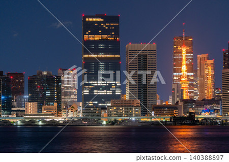 東京灣濱水區的夜景,背景是東京鐵塔。 東京灣濱水區的夜景,背景是東京鐵塔。 140388897