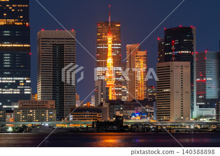 東京灣濱水區的夜景,背景是東京鐵塔。 東京灣濱水區的夜景,背景是東京鐵塔。 140388898