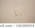 沙灘上的小型洞穴 140389054