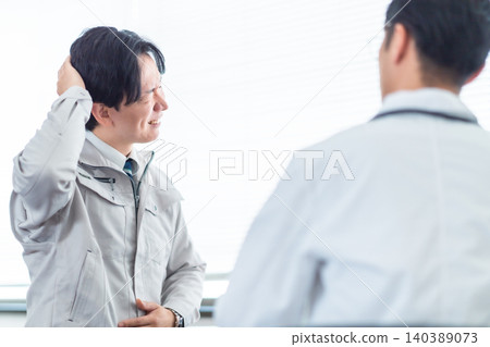 一名工程師在諮詢職業醫師時抱怨自己有心理健康問題。 一名工程師在諮詢職業醫師時抱怨自己有心理健康問題。 140389073