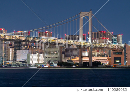 彩虹橋和東京灣的夜景 140389083