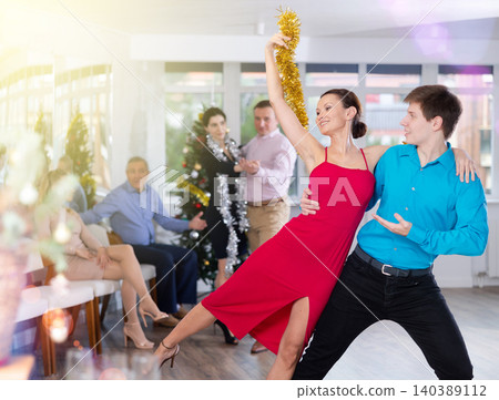 Woman and man dancing 140389112