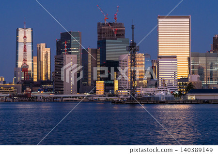 黎明時分的東京灣和東京鐵塔的城市景觀 140389149