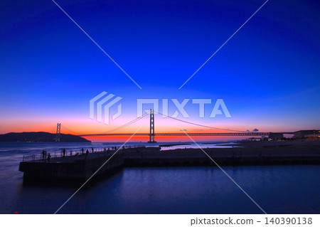 暮色籠罩下的明石海峽大橋/珍珠橋（來自 Marinepia Kobe） 140390138