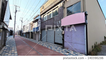當地一條商業街的捲簾門都關上了;這是一幅區域性城市衰敗的景象。 當地一條商業街的捲簾門都關上了;這是一幅區域性城市衰敗的景象。 140390286