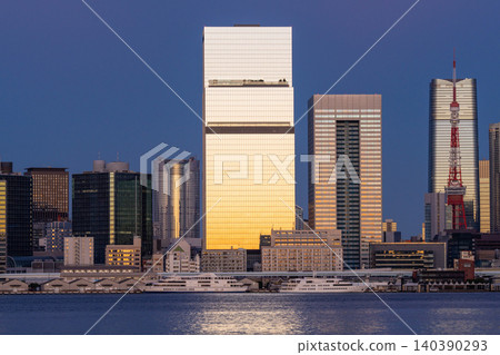 黎明時分的東京灣和東京鐵塔的城市景觀 黎明時分的東京灣和東京鐵塔的城市景觀 140390293