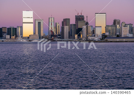 黎明時分的東京灣和東京鐵塔的城市景觀 黎明時分的東京灣和東京鐵塔的城市景觀 140390465