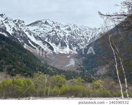 Kamikochi: The snow-capped Hotaka mountain range and Dakesawa, the fresh green of spring. Kamikochi: The snow-capped Hotaka mountain range and Dakesawa, the fresh green of spring. 140390532
