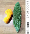 比較自家花園種植的完全成熟的苦瓜和可以食用的苦瓜。 140390946
