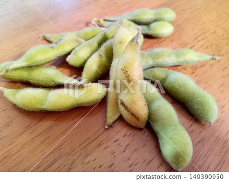 自家菜園裡採摘的毛豆(新鮮豆子放在木桌上) 自家菜園裡採摘的毛豆(新鮮豆子放在木桌上) 140390950