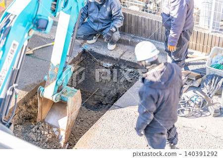 Seismic reinforcement work on combined sewer pipes (rehabilitation method): Public sewer construction work for public manhole sewer pipes, excavation, hydraulic excavator, buried object confirmation, guidance. Seismic reinforcement work on combined sewer pipes (rehabilitation method): Public sewer construction work for public manhole sewer pipes, excavation, hydraulic excavator, buried object confirmation, guidance. 140391292