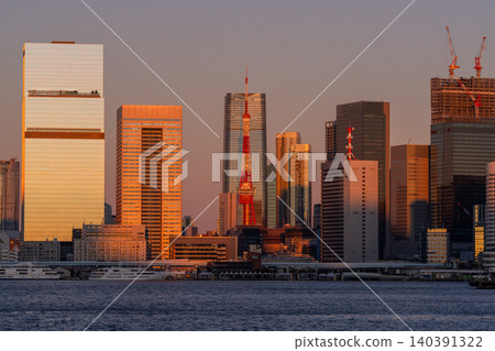 標題:沐浴在晨光中的東京灣和東京鐵塔的城市景觀 標題:沐浴在晨光中的東京灣和東京鐵塔的城市景觀 140391322