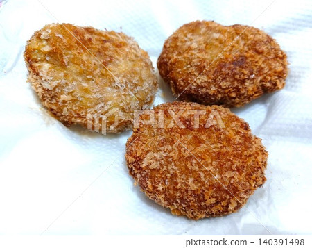 新鮮製作的捲心菜肉末餅 新鮮製作的捲心菜肉末餅 140391498