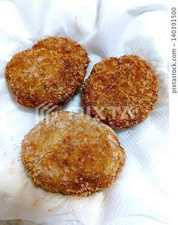 新鮮製作的捲心菜肉末餅 新鮮製作的捲心菜肉末餅 140391500