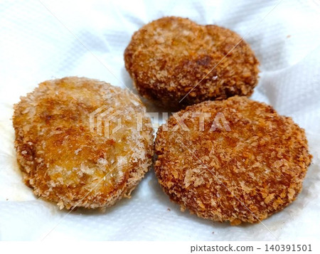 新鮮製作的捲心菜肉末餅 新鮮製作的捲心菜肉末餅 140391501