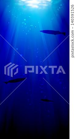 陽光照耀下的大海裡,魚兒在海中游弋。 陽光照耀下的大海裡,魚兒在海中游弋。 140391526