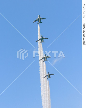 Trail formation of the Japan Air Self-Defense Force T-4 Blue Impulse Trail formation of the Japan Air Self-Defense Force T-4 Blue Impulse 140391737
