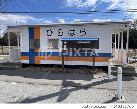 這是信濃鐵道平原站一座不同尋常的貨車車站大樓的外觀,它是由一節改造後的守車改建而成。 這是信濃鐵道平原站一座不同尋常的貨車車站大樓的外觀,它是由一節改造後的守車改建而成。 140391760