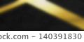 粗糙的深色背景上點綴著金色紋理。 140391830
